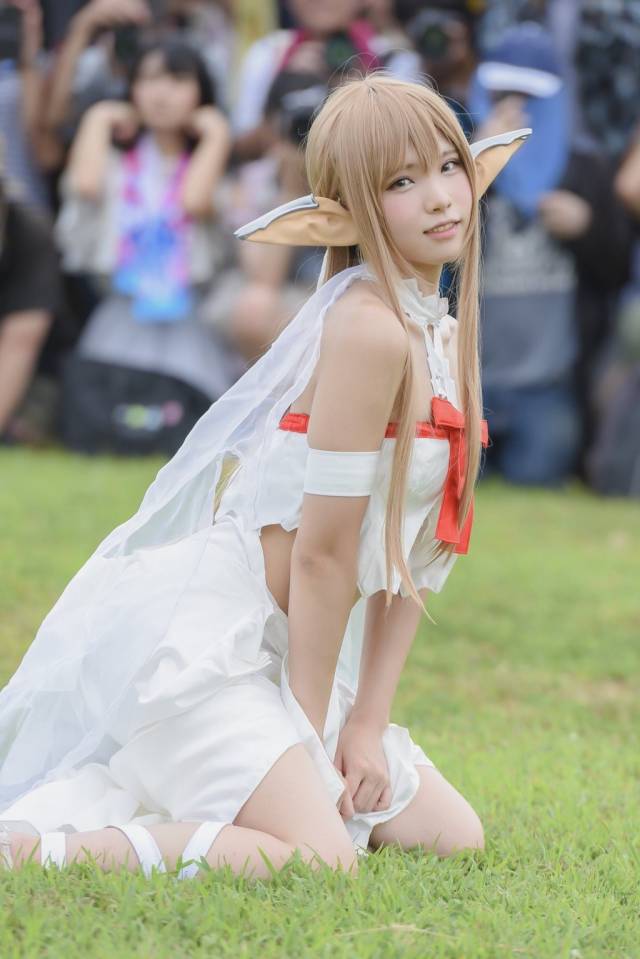 日本美女coser化身亚丝娜引围观 场面火爆过头