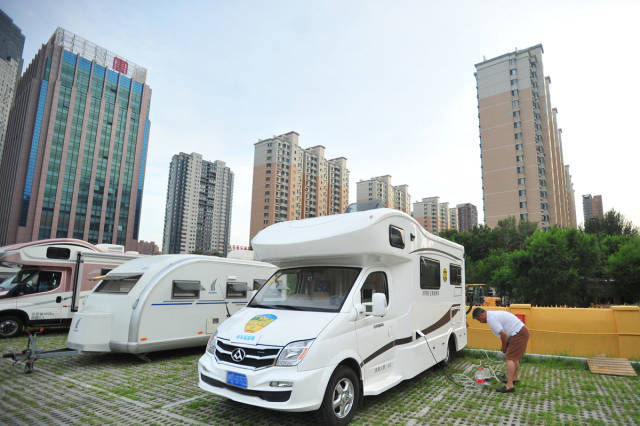 沈阳首届房车展落下帷幕,数十款改装房车亮相营地