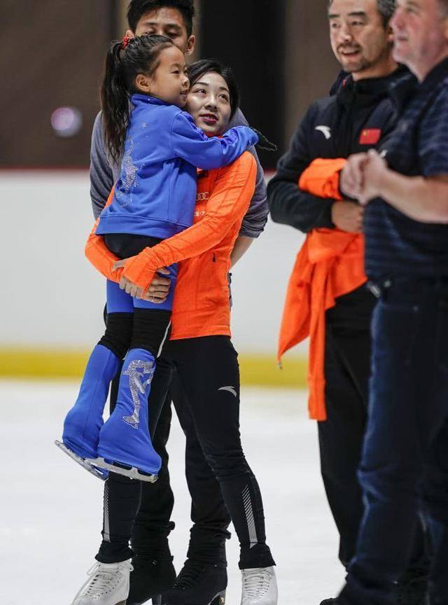 由于妻子申雪很忙,因此赵宏博只好带着5岁的女儿赵雪儿一起来训练,他