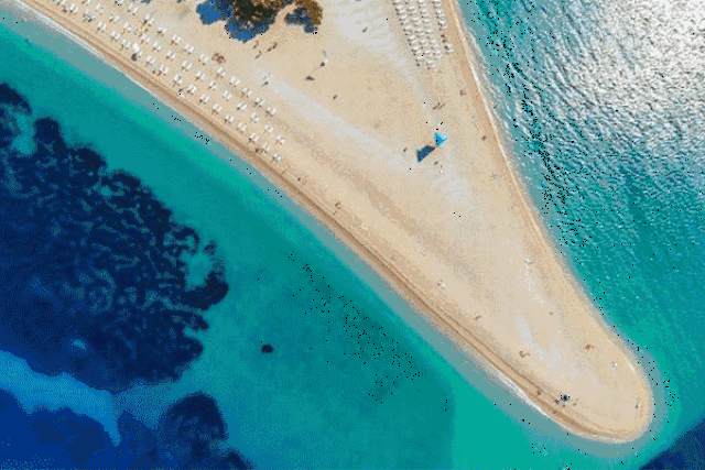 和热门的东南亚海岛不同,延绵曲折欧洲海岸线延伸出风格多变的花样