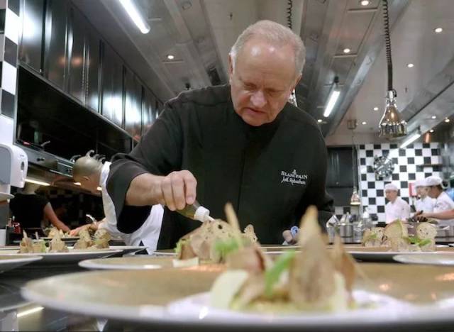 de jol robuchon(乔尔 卢布松美食坊)在外滩18号的3楼,连续2年评上了