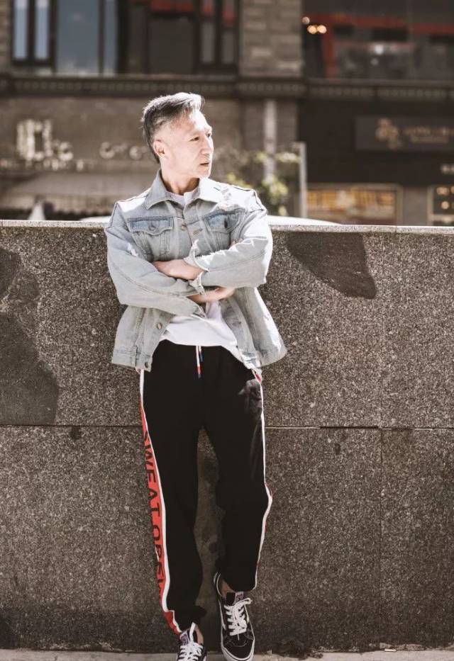 脱衣有肉,穿衣显瘦这样的形容词放在他的身上也是毫无违和感.