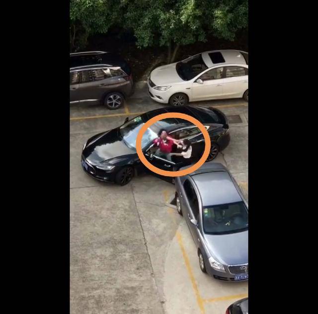 两特斯拉女司机小区打架,一方开车离开,另一方开车怒撞对方车尾