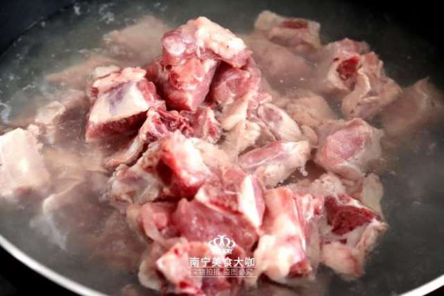 准备好食材:猪排骨500克,莲藕1根,生姜1块,食盐2勺