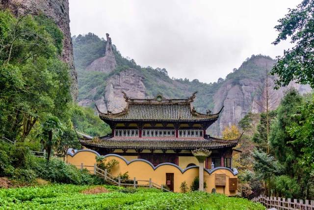 还有距今一千多年历史的灵峰寺 灵峰周围奇峰环绕,怪石林立 为雁荡