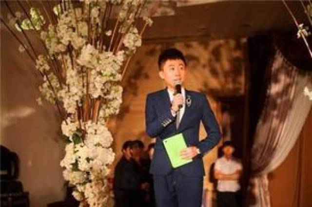 学婚礼主持要掌握哪些内容 当好婚礼主持的技巧?