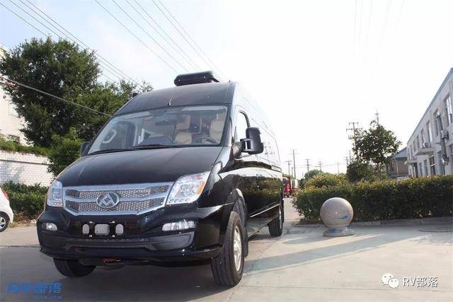 3,爱旅途大通黑色b型房车