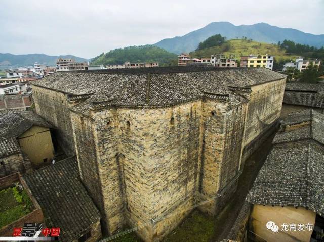 动画《大鱼海棠》,让很多人记住了那"神之围楼",它的原型就是客家围屋