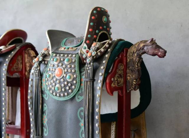 蒙古族民间艺人图门乌力吉夫妇制作的马鞍子