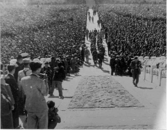 73年前的今天,日本投降!那一天的重庆人民涌上街头 铭记历史,