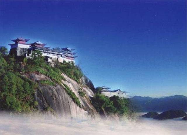 腾冲云峰山位于城北50公里的滇滩镇境内,异峰突起,形似玉笋直插云霄