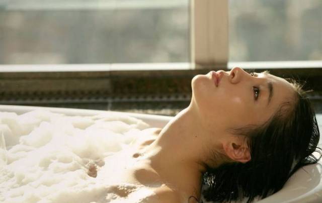 张紫妍还有一部未播的情色电影《顶楼大象》,只是她也等不到上映的