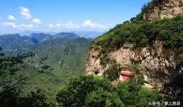 老君堂—易县的悬空寺 老君堂位于狼牙山蚕姑坨西三华里,庙宇依悬崖