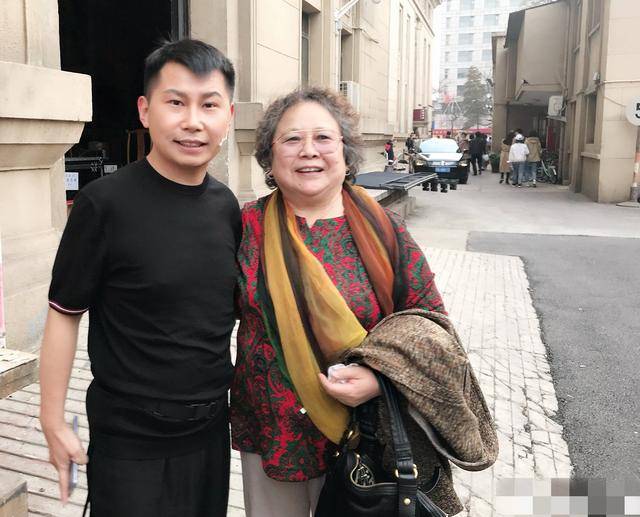 75岁老戏骨李明珠,嫁大9岁老师恩爱40年,老伴失智10年