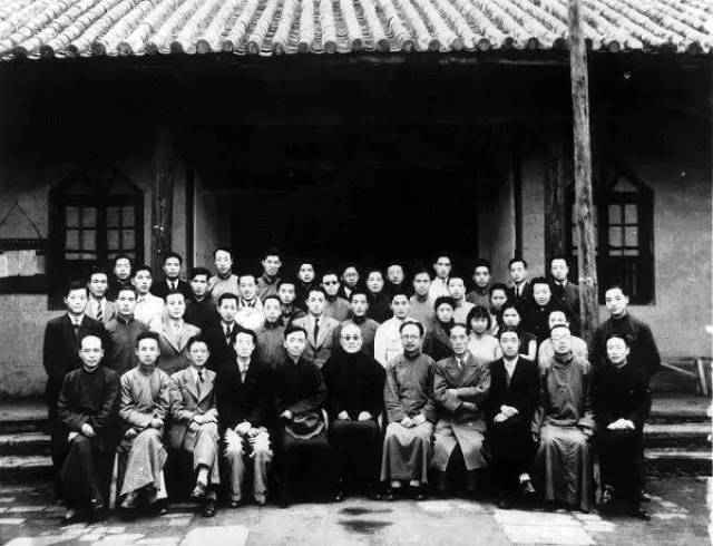 1939年秋,张伯苓赴昆明西南联大时,与在校南开大学师生职员(部分)合影