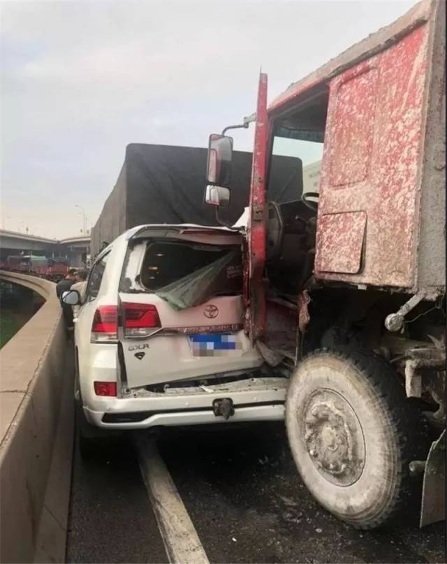 被大货车夹成饼干又如何?酷路泽才是真坦克