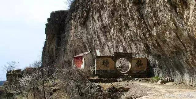 老君堂—易县的悬空寺 老君堂位于狼牙山蚕姑坨西三华里,庙宇依悬崖