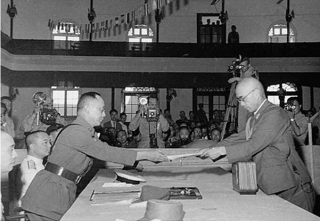 73年前的今天,日本投降!那一天的重庆人民涌上街头 铭记历史,