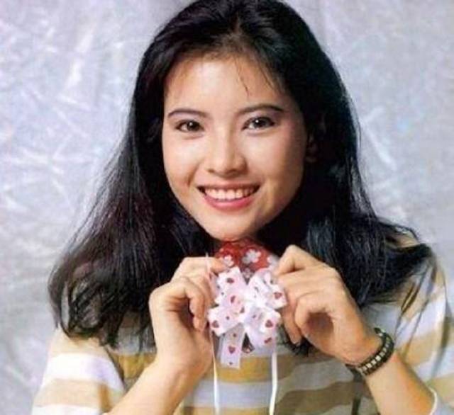 她是《月光宝盒》的蜘蛛精,不输朱茵,有靓绝五