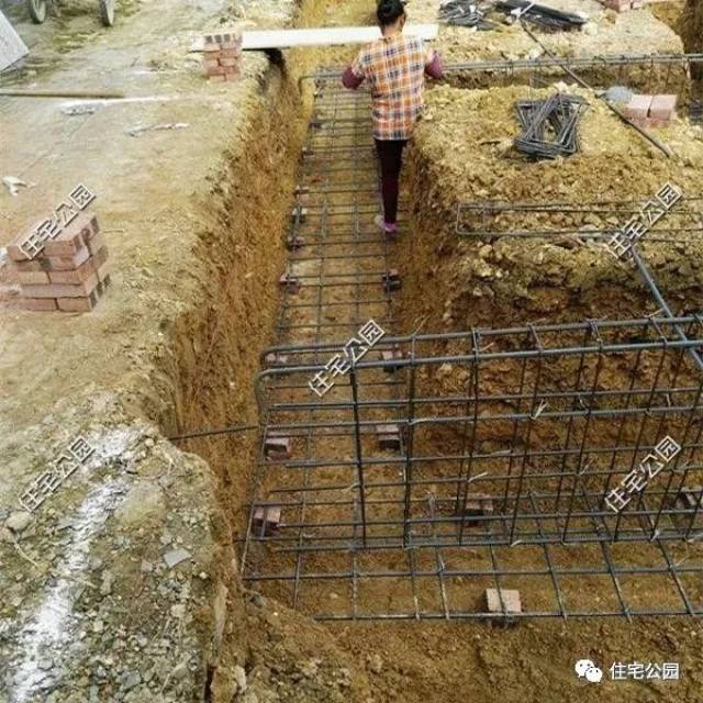 基槽开挖完成后,开始绑扎条基钢筋.