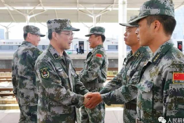 李中林军长与参赛勇士握手.