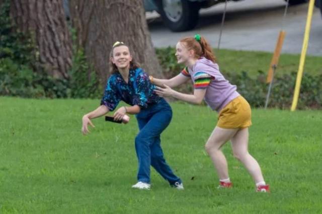 怪奇物语接吻图片