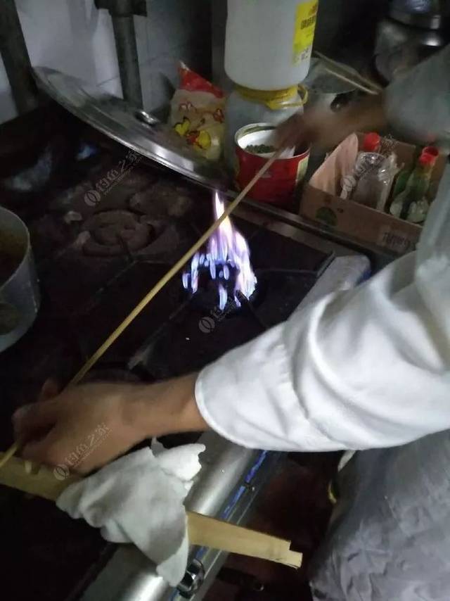 网上买了厘竹,第一步校直,然后通节,阔壁,然后火入力.