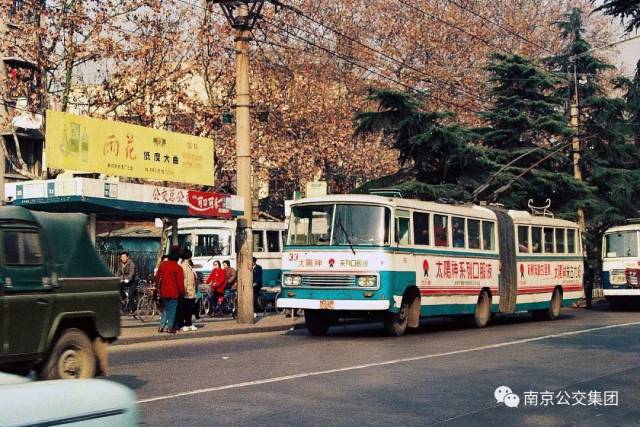 同时,在中央路汽车一厂西侧建成23421平方米电车场,其中停车场1.