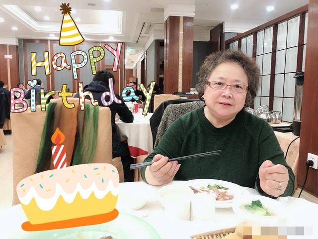75岁老戏骨李明珠,嫁大9岁老师恩爱40年,老伴失智10年