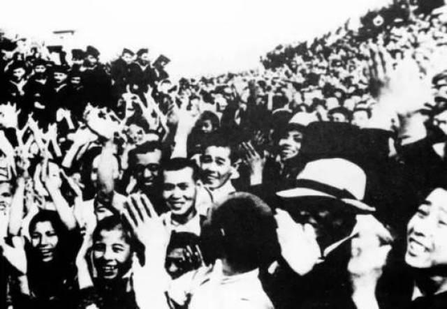 73年前的今天,日本投降!那一天的重庆人民涌上街头 铭记历史,