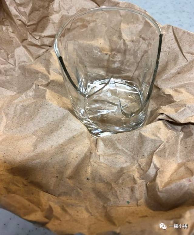 打碎了的玻璃杯要小心地包好再放到透明的指定垃圾袋