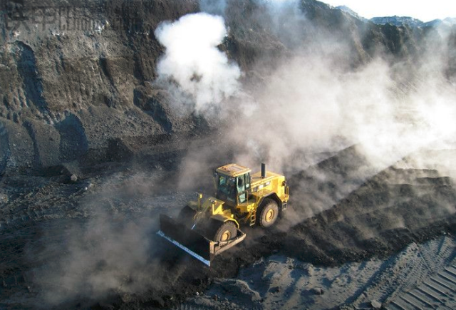 把废石运到排土场,从敞露的矿体上直接采掘煤炭