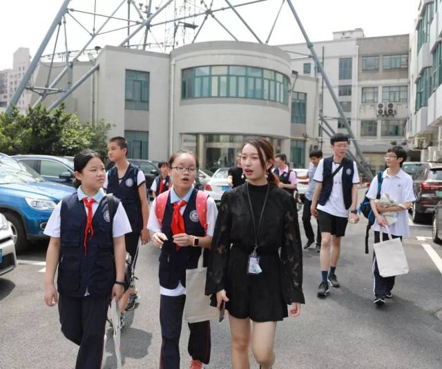闵行三中校园电视台的同学们 来到闵行电视台 在我们栏目组哥哥姐姐