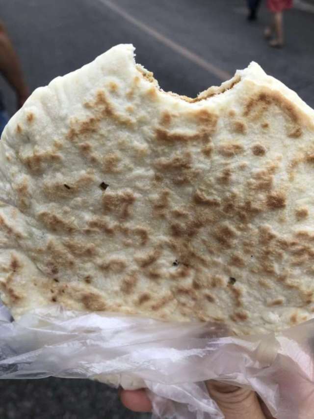 我大概是比较嘴馋,一个咸的还想再来个甜的,所以又买了个红糖饼子