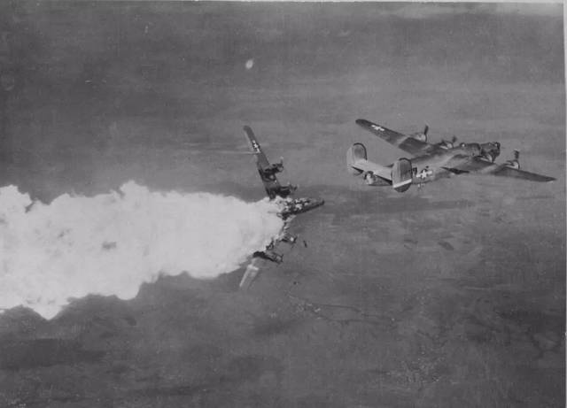高射炮为什么要在空中爆炸制造弹幕,这主要跟高炮对空射击技术的进步