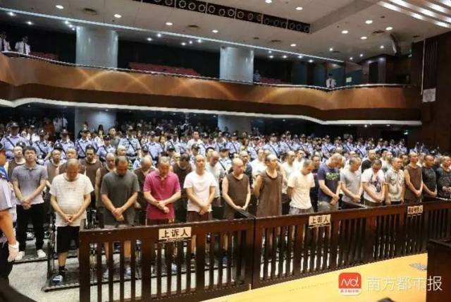 广州一居委党委书记成黑老大,54人被告,光律师都有74人 | 南都早餐