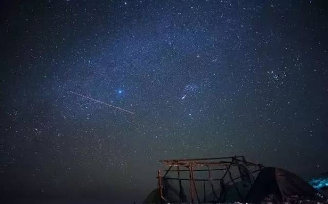 人间研修 星星最活跃的时候是凌晨,漫天的星星悬挂在夜空中,仿佛