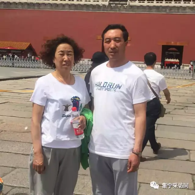 【王志礼和妻子旅游时的合影】
