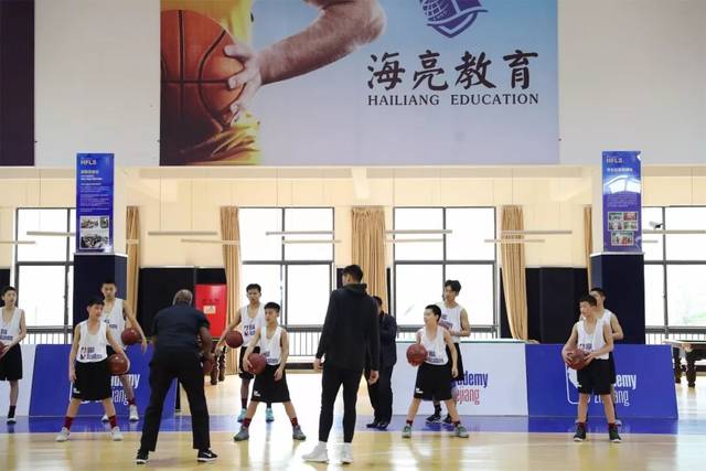 诸暨海亮学校外教开展专业篮球训练