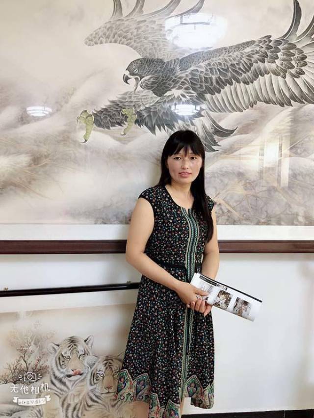 王秀华,1978年生,自幼习国画,擅工笔,亦作写意山水,工笔花鸟,人物等