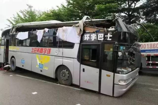 一司机驾驶大型双层卧铺客车(核载38人,实载34人)碰撞道路限高龙门架