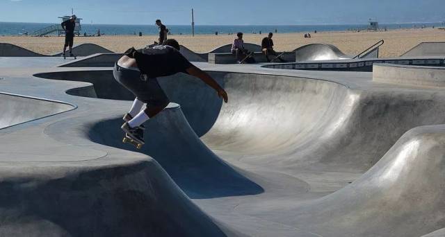 威尼斯海滩滑板公园 (venice beach skatepark)