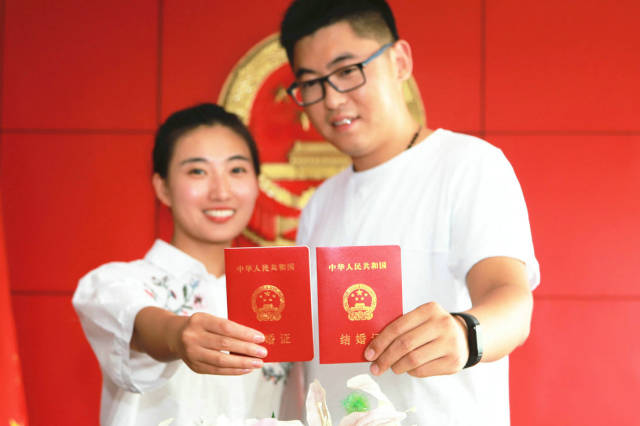 山东青岛:七夕迎来结婚登记高峰