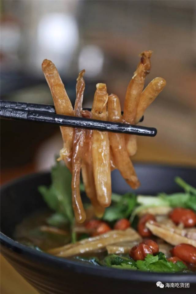 老板,来碗陵水酸粉,加沙虫干牛肉干鱿鱼干!