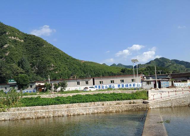 乡台底村是深度贫困村,位于易县西部深山区,山多地少,河流干枯,水源