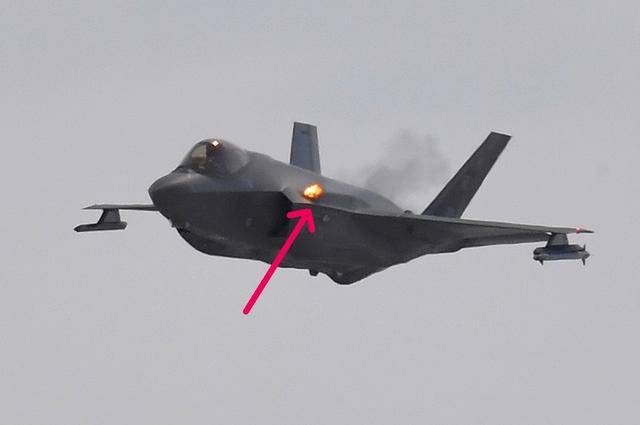 f-35首次展示内置机炮空中开火大开眼界,为什么歼-20没有?