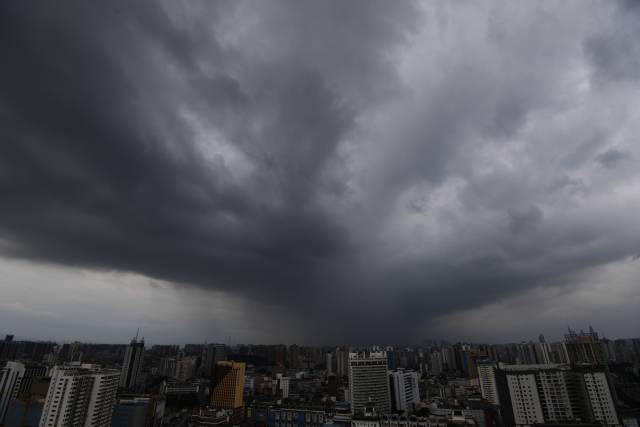 南宁上空现巨型"蘑菇"状暴雨云团风暴 巨厚云墙如核弹