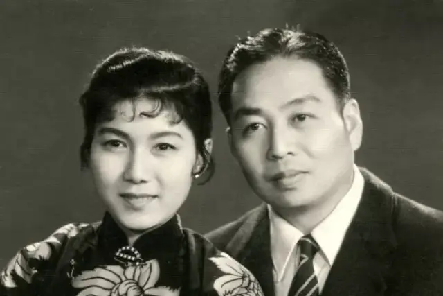 这对新人,就是新凤霞和吴祖光.
