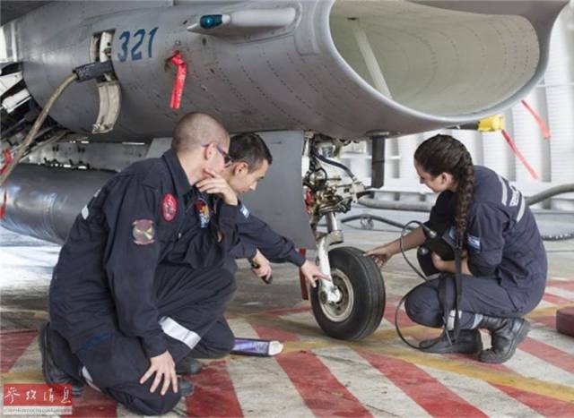 以空军地勤人员检查f-16前起落架轮胎胎压.