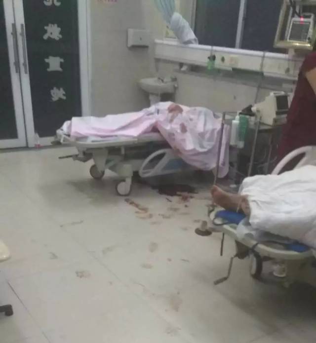 桥头一小女孩骑自行车摔倒,不幸身亡!